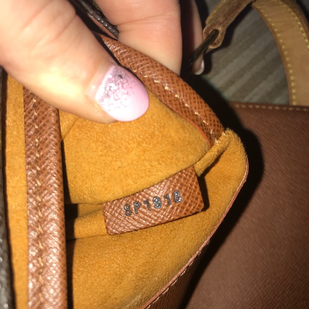 Extra pictures to Louis Vuitton crossbody